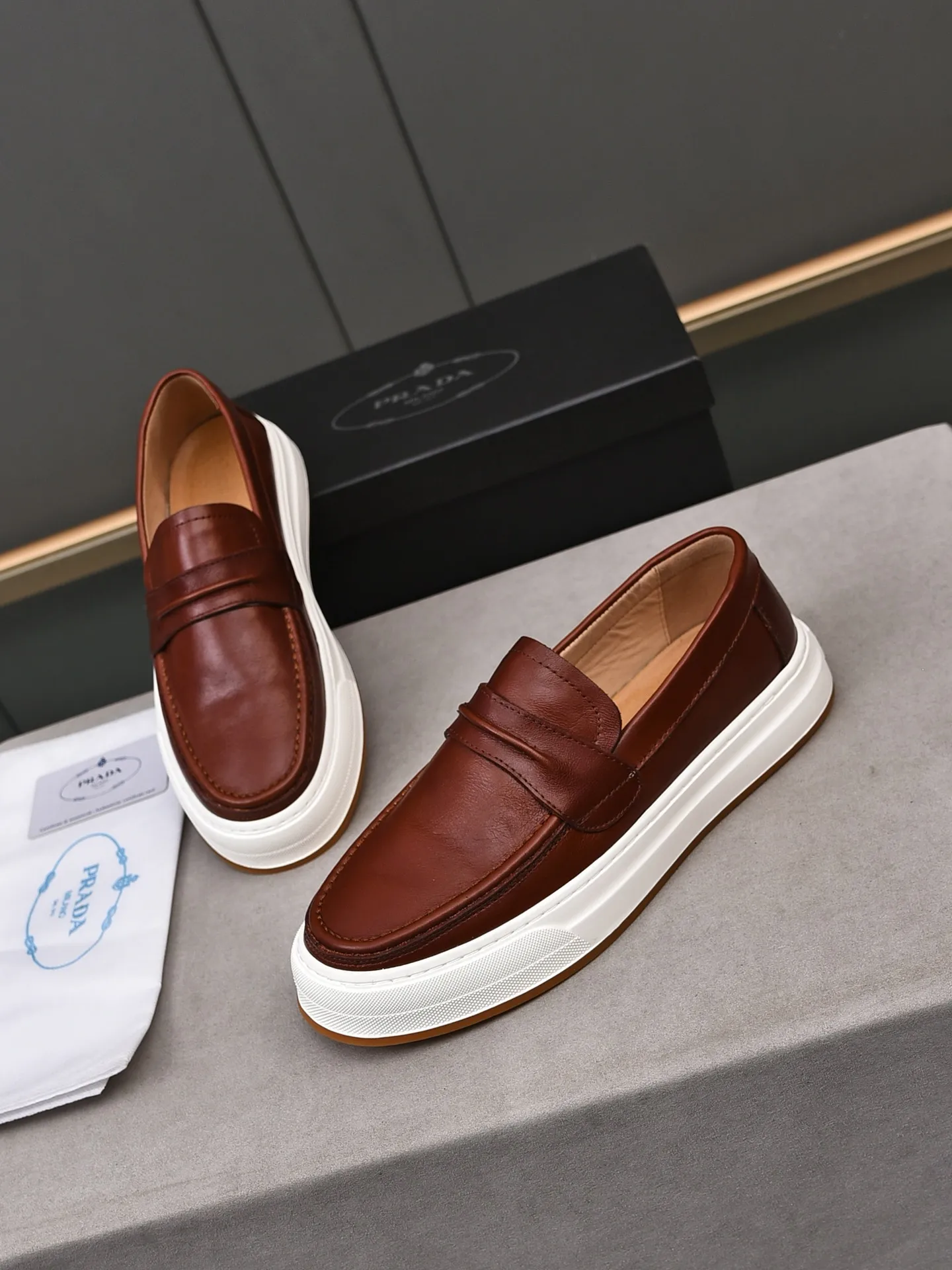 👟👟👟Men's Men's Shoes💰P440 [Top Cowhide]🆕🔥New Updates🔥👟PRADA (Prada) new products are released, imported soft cowhide, fashionable to allow air to penetrate the entire shoe, Niu B's shoes [strong] bring an extremely comfortable and breathable feeling! Beautiful inside and out! Exquisite workmanship, top-grade cowhide material, 😌Size: 38~44, single color choice.